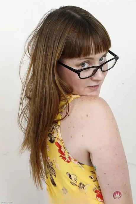 Thelma Sleaze、成熟したアメリカ人女性がクローズアップで毛深いマンコを広げる