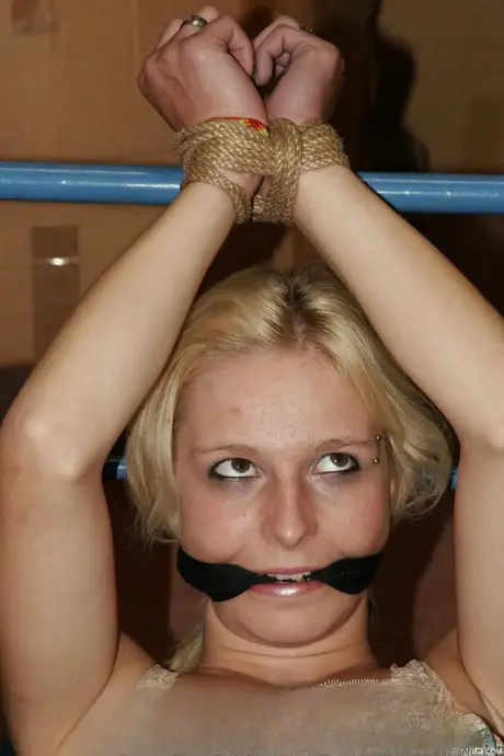 Bunden och munkorgad blond amatör får orgasm med maskindildo