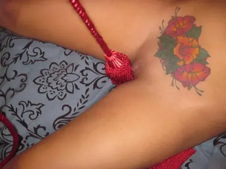 Связанная латиноамериканская MILF Morisa Morisa, пронзённая расчёской для волос