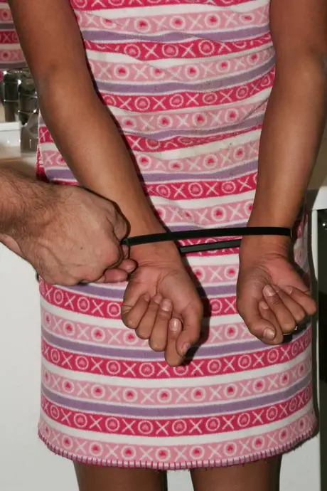 Topless MILF Cory vastgebonden en gekneveld tijdens een inbrekersontmoeting