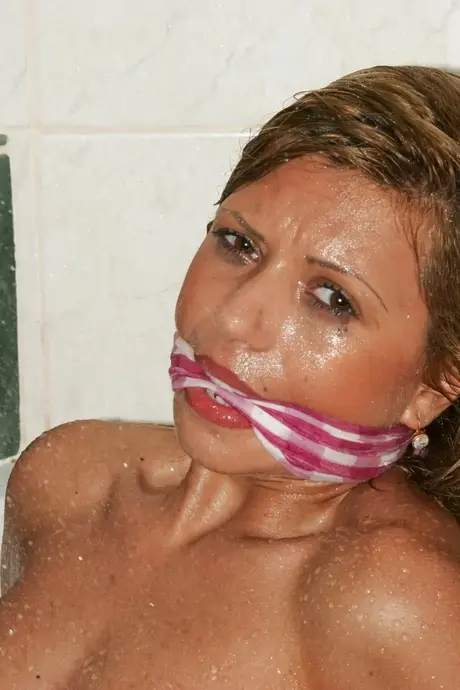 Topless MILF Cory vastgebonden en gekneveld tijdens een inbrekersontmoeting