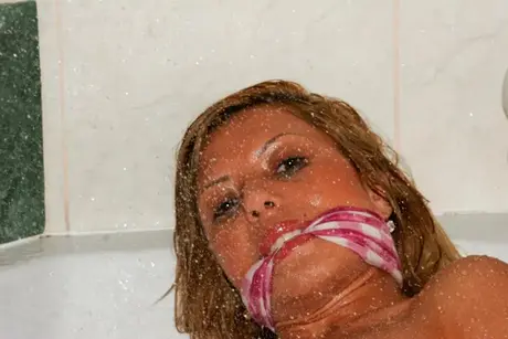 Topless MILF Cory vastgebonden en gekneveld tijdens een inbrekersontmoeting