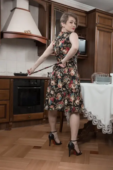 Yulenka Moore, блондинка MILF, раздевается и ласкает свою возбуждённую волосатую киску