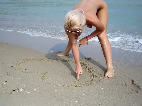 Adele, die Blondine, trägt eine Bandana-Schädelkappe, während sie ein selbstgemachtes Sexvideo dreht