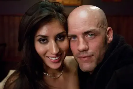 Alexis Breeze, a latina peituda, tem a buceta molhada fodida enquanto está amarrada
