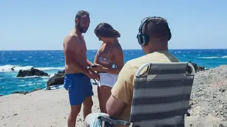 Česká kráska Alexis Cherry má sex na pláži s atraktivním mužem, zatímco její obézní manžel přihlíží