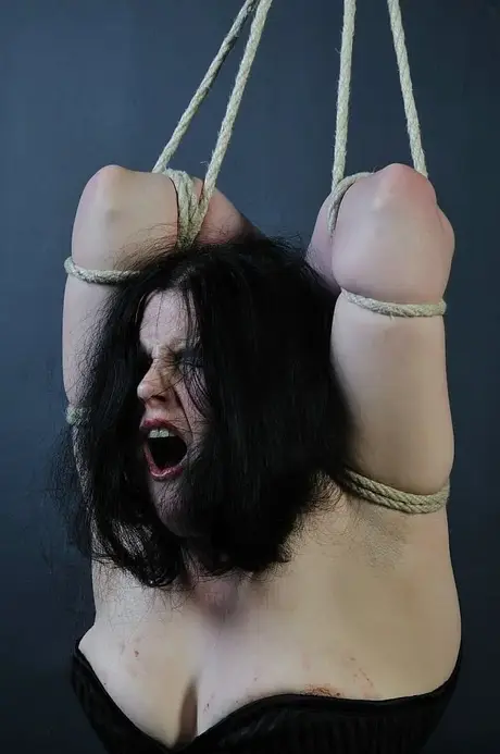 Любительница BBW скачет на Sybian со связанными над головой руками