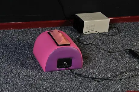 Любительница BBW скачет на Sybian со связанными над головой руками