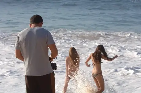 Les beautés amatrices Faye et Larysa retirent leurs bikinis à la plage