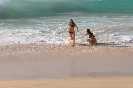 Les beautés amatrices Faye et Larysa retirent leurs bikinis à la plage