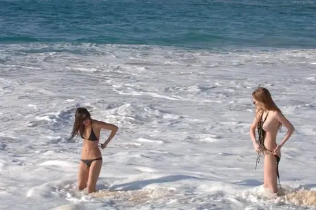 Les beautés amatrices Faye et Larysa retirent leurs bikinis à la plage