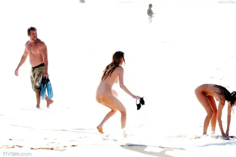 Les beautés amatrices Faye et Larysa retirent leurs bikinis à la plage