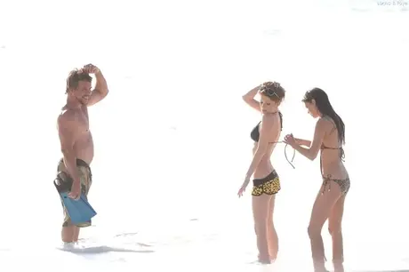 Les beautés amatrices Faye et Larysa retirent leurs bikinis à la plage