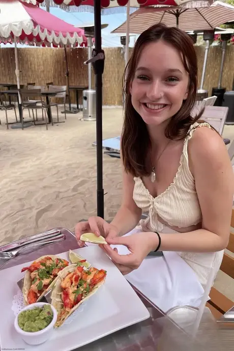 Amatérská kráska Melanie Marie ukazuje své otvory, velká prsa a sexy nohy v detailu