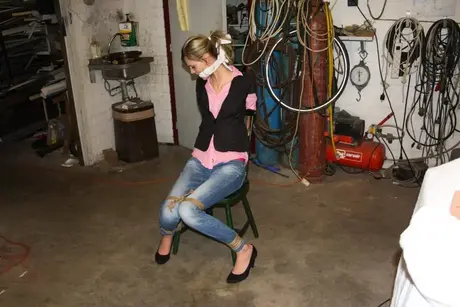 Amateur blondine Irena vastgebonden aan een stoel in de kelder