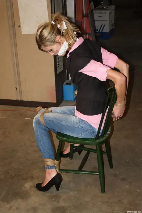 Amateur blondine Irena vastgebonden aan een stoel in de kelder