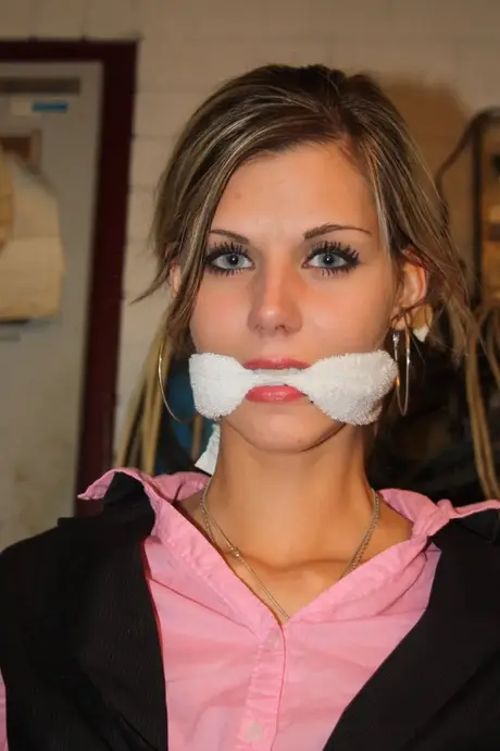 Amateur blondine Irena vastgebonden aan een stoel in de kelder