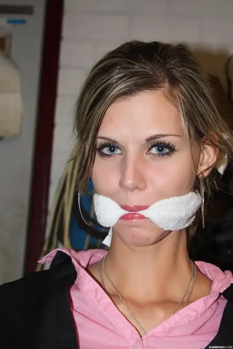 Amateur blondine Irena vastgebonden aan een stoel in de kelder