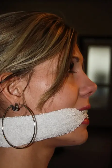 Amateur blondine Irena vastgebonden aan een stoel in de kelder