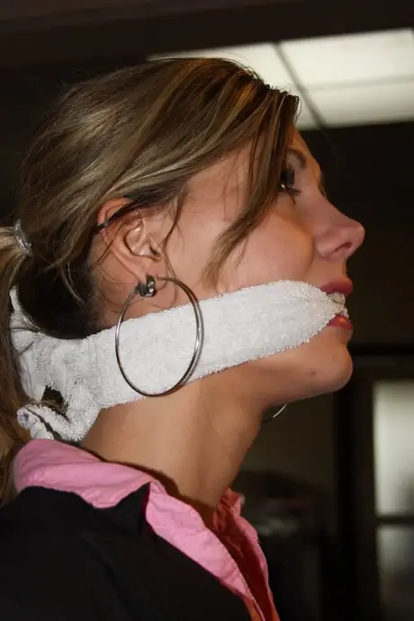 Amateur blondine Irena vastgebonden aan een stoel in de kelder