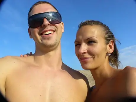 A morena amadora Dasi West faz um boquete no amigo na praia