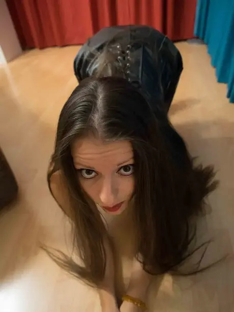 Amatérská domme Larissa Gold pózuje vedle svého maskovaného sexuálního otroka