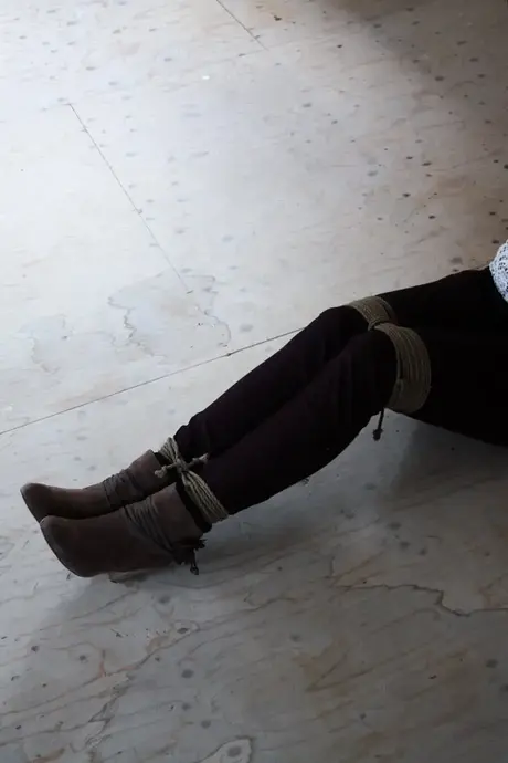 Amateur brunette Lena vastgebonden aan een houten tafel met een ball gag