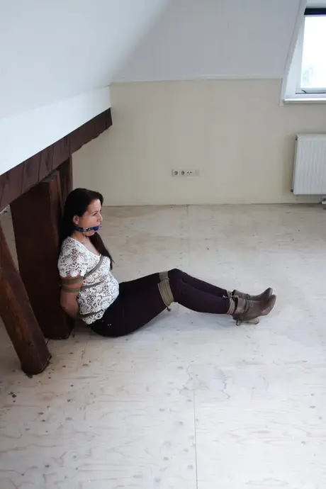 Amateur brunette Lena vastgebonden aan een houten tafel met een ball gag