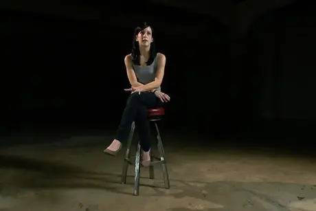 Amatorska performerka Elise Graves zostaje publicznie obwiązana, zanim zaprasza się ją do ssania kutasa