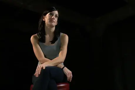 Amatorska performerka Elise Graves zostaje publicznie obwiązana, zanim zaprasza się ją do ssania kutasa