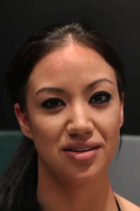 Amatör lesbisk brottningsmatch med en latina och en blondin
