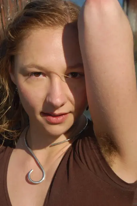 Amateurin Maggie Mayhem zieht ihr Kleid aus und neckt mit ihren Brüsten im Freien