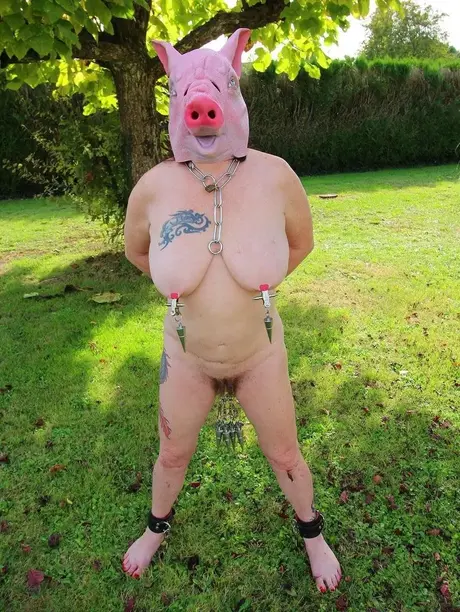 Amateur Mary Bitch mit Schweinekopf, Klemmen und Strapon auf dem Rasen