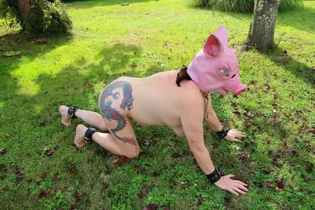 Amateur Mary Bitch mit Schweinekopf, Klemmen und Strapon auf dem Rasen