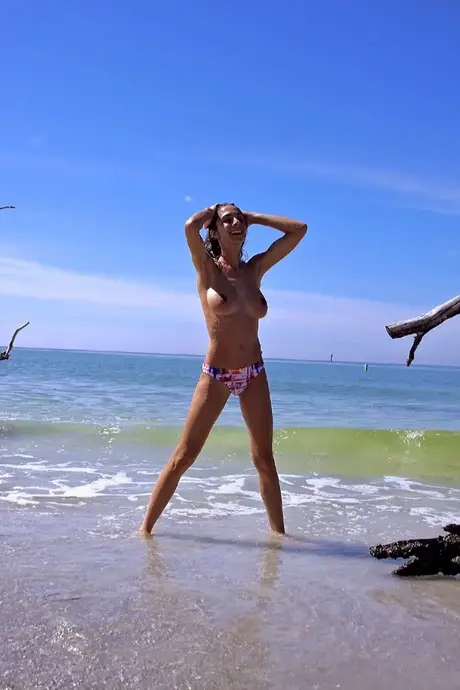 La amateur Michelle presume de sus impresionantes pechos junto al mar