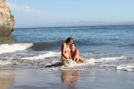Amateur-Models mit großen Brüsten und behaarten Muschis machen spielerisch Strandyoga