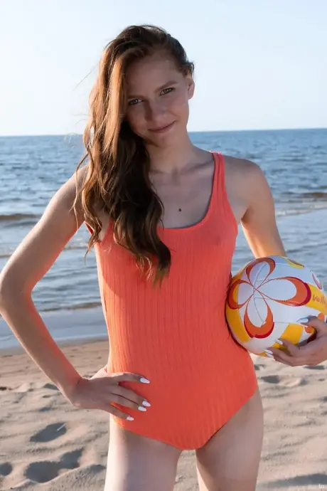 Amatorska Polly zdejmuje strój kąpielowy i rozchyla owłosienie na plaży