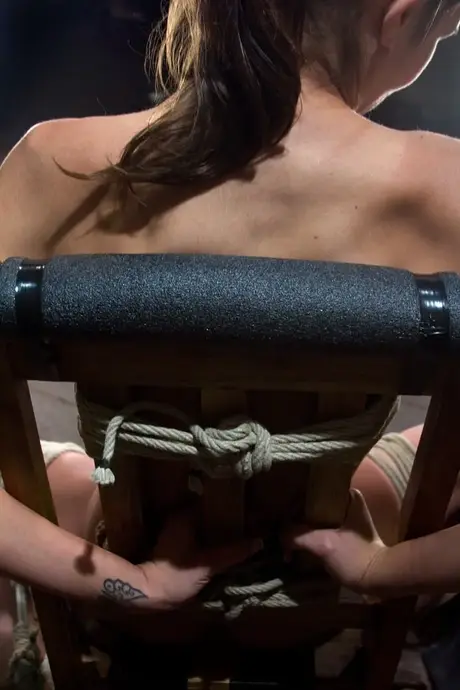 Amber Rayne přivázaná a drážděná hračkami na židli