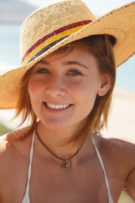 A namorada de Bea Wolf se despe até o traje de banho, exibindo suas curvas