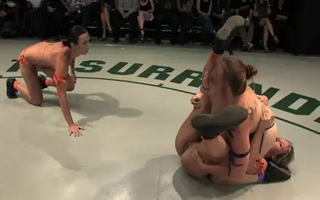 Bella Rossi, Ariel X, Wenona et Hollie Stevens dans un quatuor de catch lesbien