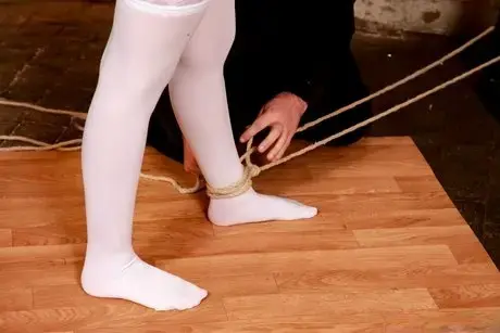 Bemby, une brune amateur en bas et culotte, est ligotée par son maître