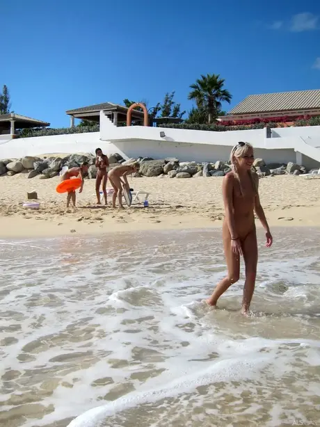 Bibi Noel e le sue amiche selvagge si spogliano e giocano in spiaggia