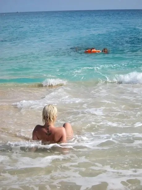 Bibi Noel e le sue amiche selvagge si spogliano e giocano in spiaggia