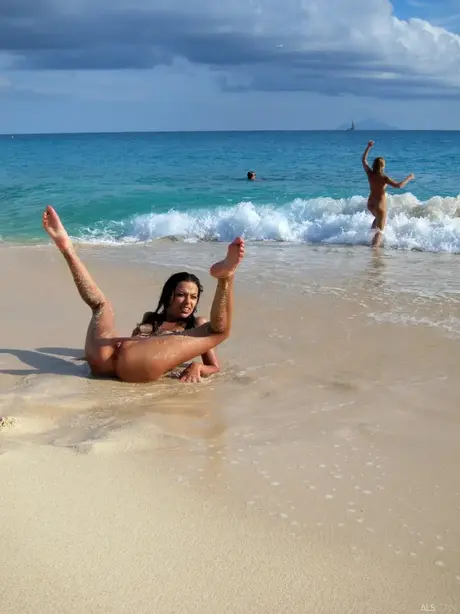 Bibi Noel e le sue amiche selvagge si spogliano e giocano in spiaggia