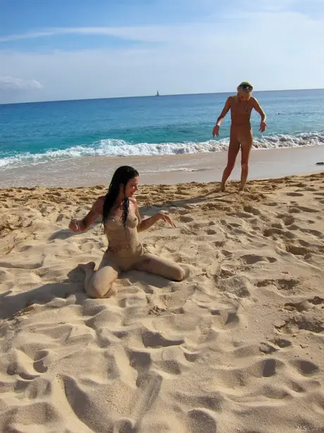 Bibi Noel e le sue amiche selvagge si spogliano e giocano in spiaggia