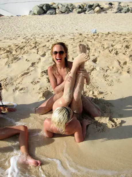 Bibi Noel e le sue amiche selvagge si spogliano e giocano in spiaggia