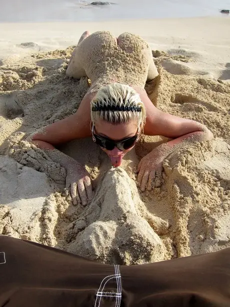 Bibi Noel e le sue amiche selvagge si spogliano e giocano in spiaggia