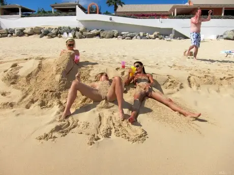 Bibi Noel e le sue amiche selvagge si spogliano e giocano in spiaggia