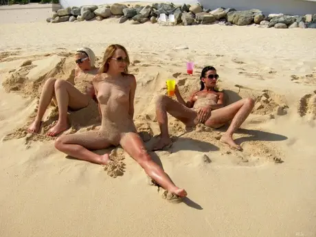 Bibi Noel e le sue amiche selvagge si spogliano e giocano in spiaggia