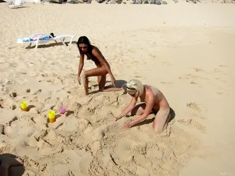Bibi Noel e le sue amiche selvagge si spogliano e giocano in spiaggia